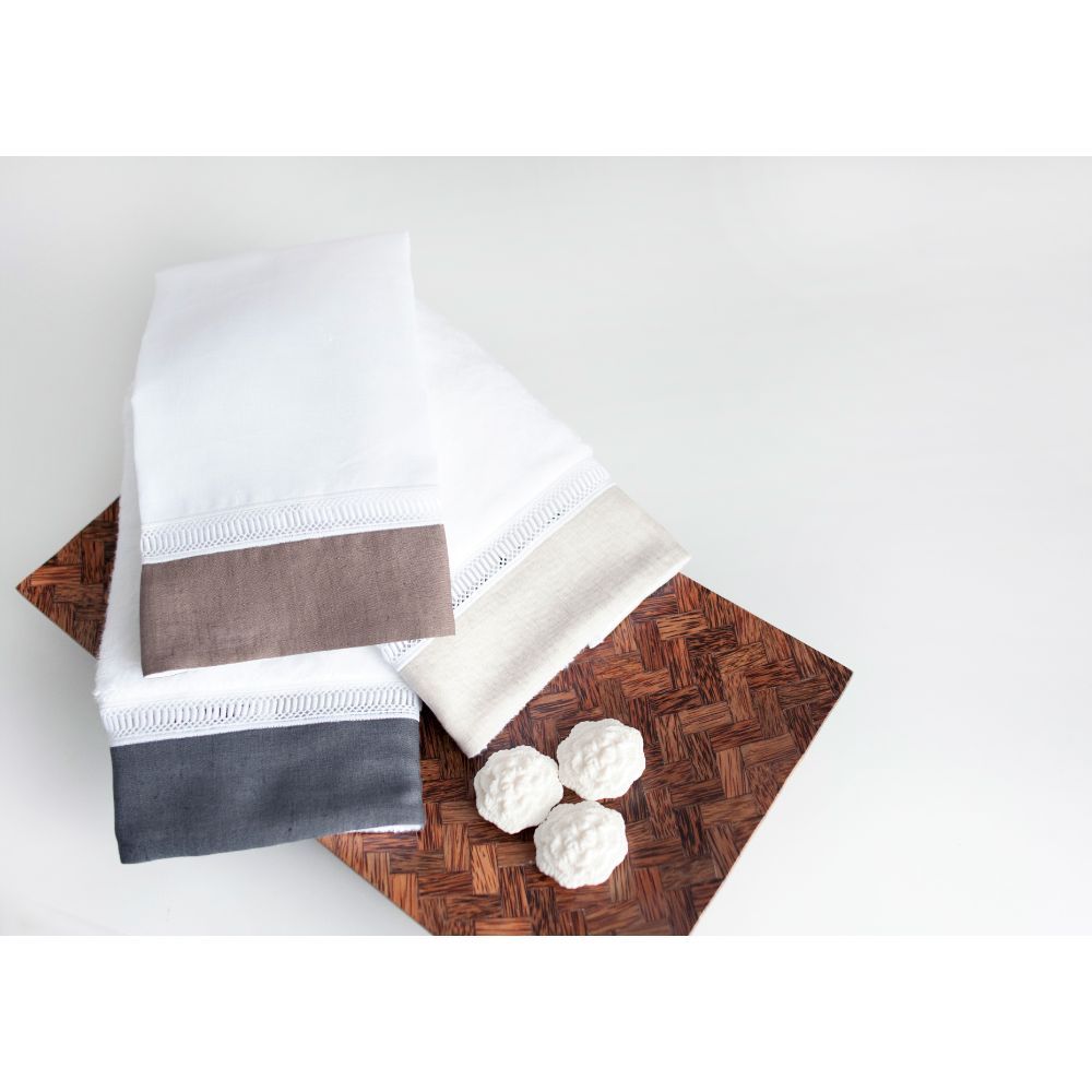 Home Treasures Linen 31852468883 Linea Fingertip Towel in White / Irish Winter Green